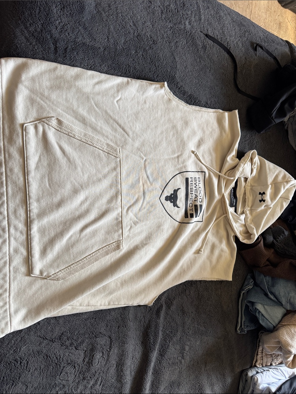 Under Armour men’s Cream Sleeveless Hoodie with Front Pocket